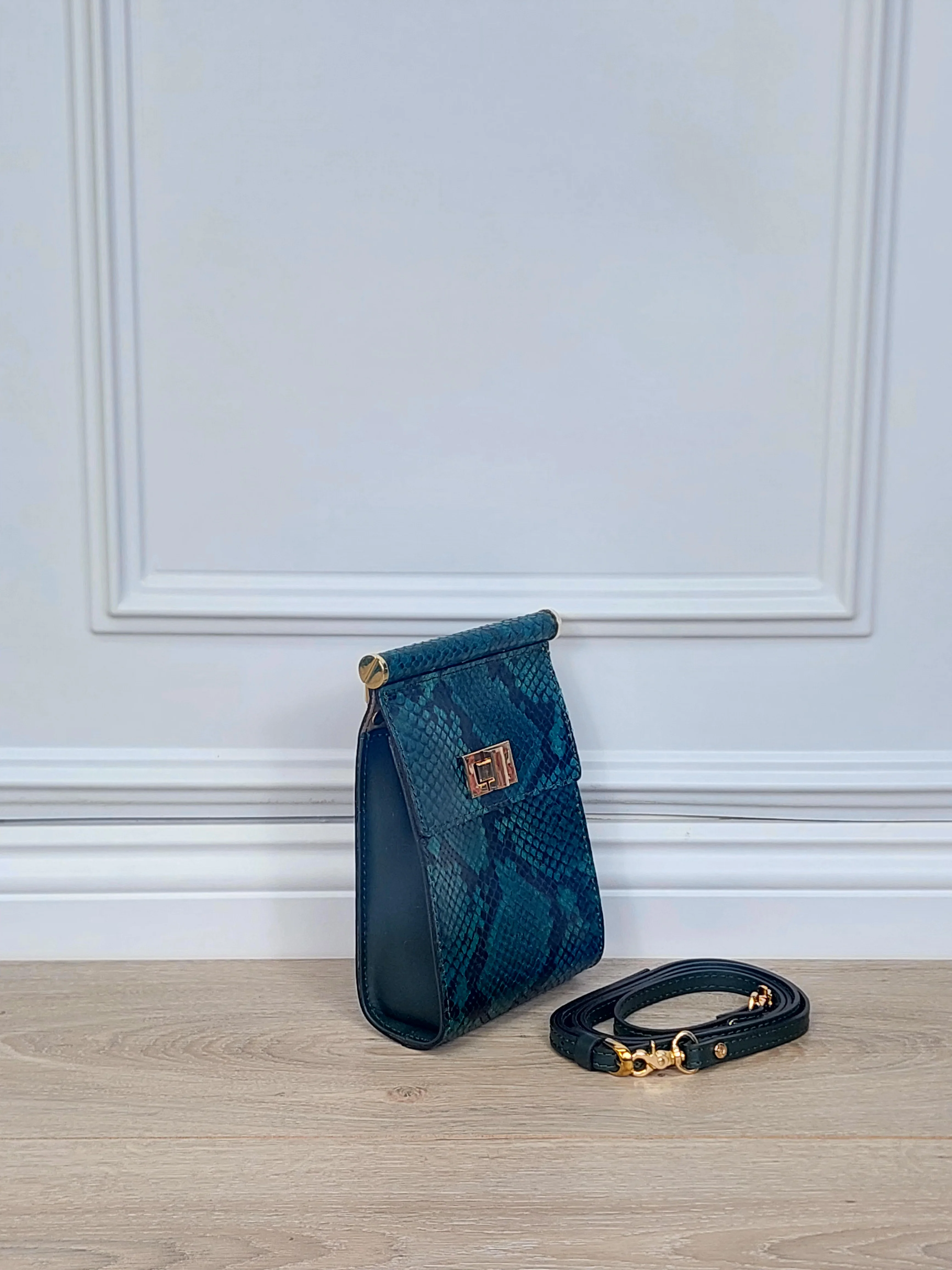 Elegant Green Snake Print Crossbody Bag